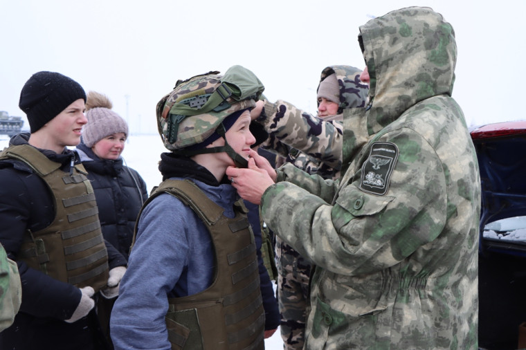 Школьники приняли участие в районном военно-патриотическом слёте.