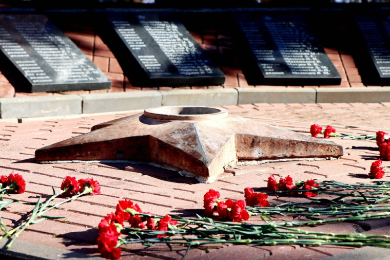 В Прохоровке возложили цветы к братской могиле у Вечного огня.