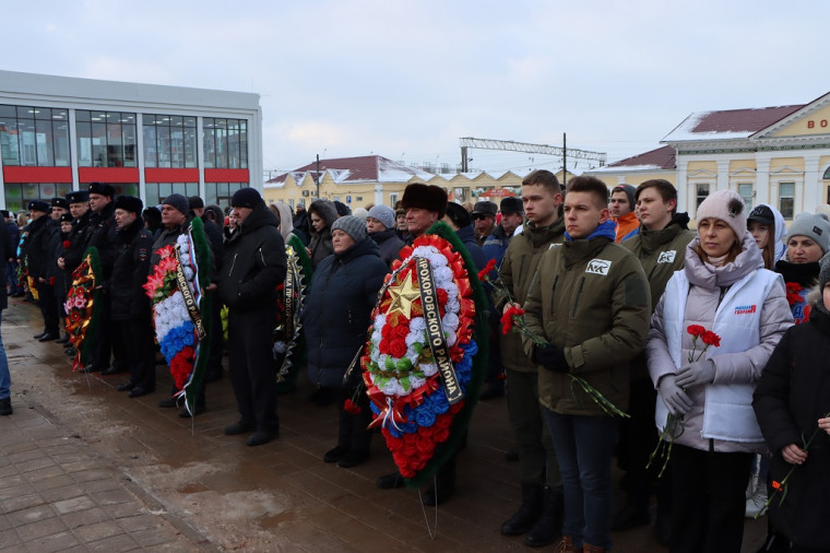 Торжественно-траурный митинг в Прохоровке.